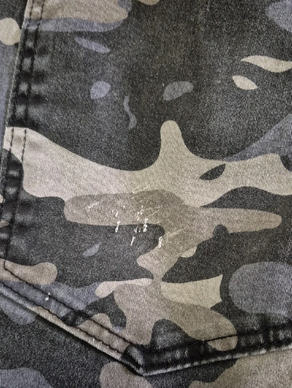 Men's Gray Camo Cargo Shorts with Utility Pockets - Picture 5 of 9